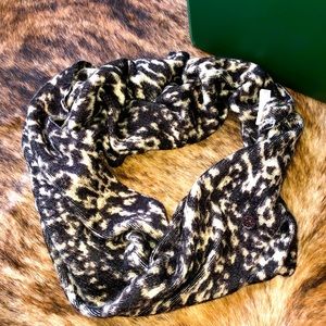 Michael Kors like new infinity scarf